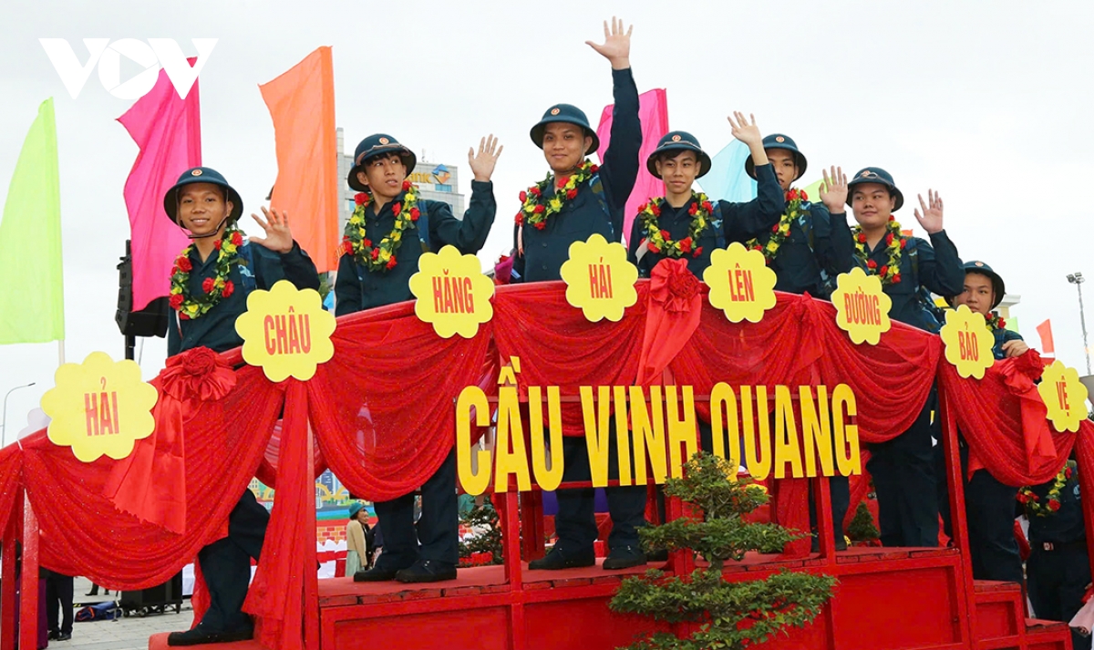 Tuổi trẻ miền Trung nô nức tòng quân